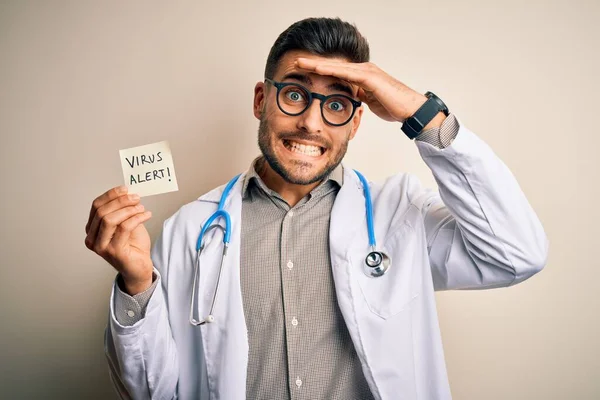 Mladý Doktor Stetoskopu Který Držel Izolovaném Pozadí Napjatý Virus Rukou — Stock fotografie