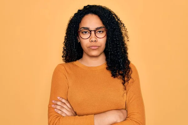 Fiatal Afro Amerikai Alkalmi Pulóvert Szemüveget Visel Sárga Háttér Szkeptikus — Stock Fotó