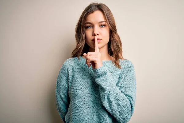 Menina Loira Jovem Vestindo Camisola Inverno Azul Casual Sobre Fundo — Fotografia de Stock