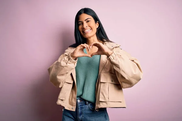 Young Beautiful Hispanic Fashion Woman Wearing Winter Jacket Sweater Pink — Stock Photo, Image