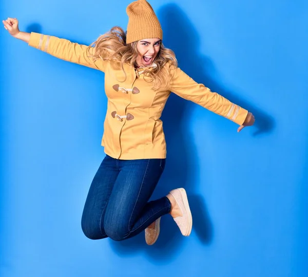 Joven Hermosa Mujer Caucásica Vistiendo Ropa Casual Invierno Sonriendo Feliz — Foto de Stock