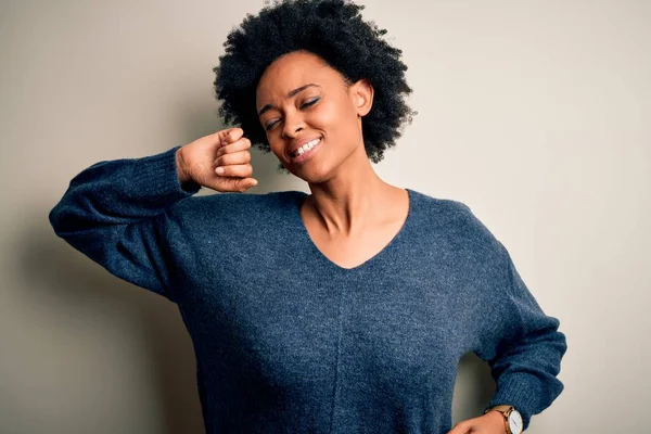 Junge Schöne Afroamerikanische Afro Frau Mit Lockigem Haar Lässigem Pullover — Stockfoto