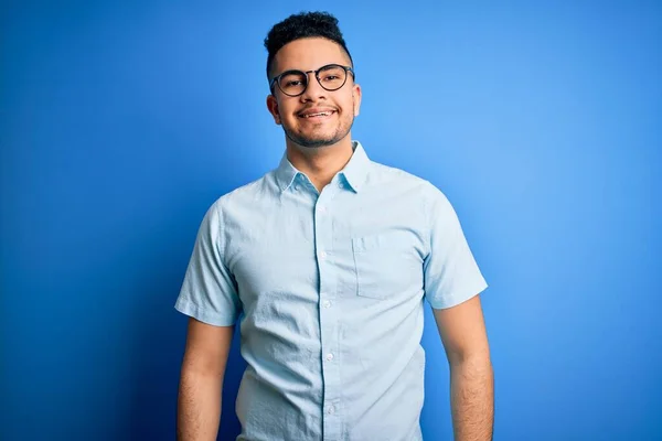Mladý Pohledný Muž Neformální Letní Košili Brýlích Izolovaném Modrém Pozadí — Stock fotografie