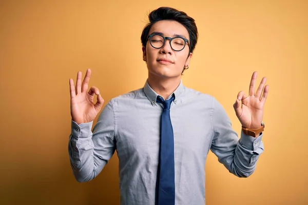 Fiatal Jóképű Kínai Üzletember Szemüveget Visel Nyakkendőt Sárga Háttér Pihenni — Stock Fotó
