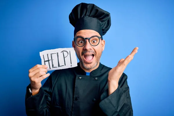 Giovane Chef Bello Uomo Sovraccarico Lavoro Indossando Uniforme Cappello Tenendo — Foto Stock