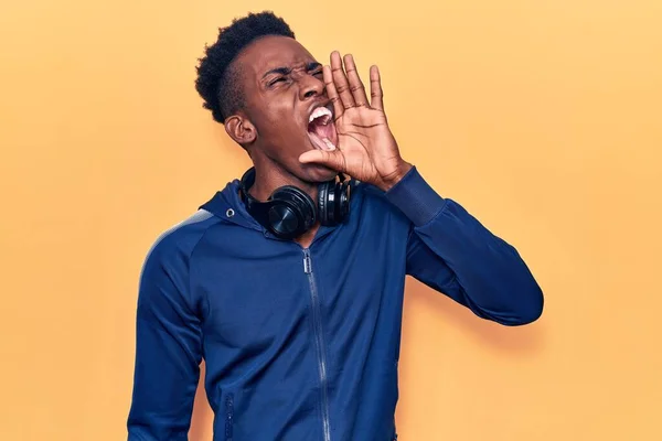 Joven Hombre Afroamericano Con Ropa Deportiva Auriculares Gritando Gritando Fuerte — Foto de Stock