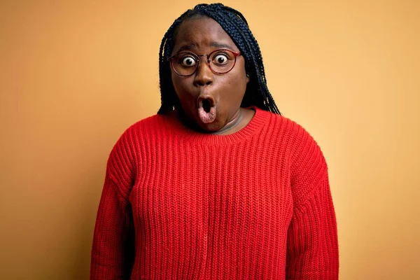 Afro Amerikaanse Size Vrouw Met Vlechten Dragen Casual Trui Gele — Stockfoto