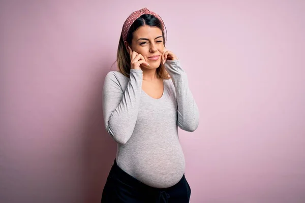 Wanita Berambut Cokelat Muda Hamil Mengharapkan Bayi Atas Latar Belakang — Stok Foto