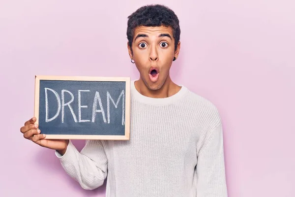 Jeune Homme Afro Américain Tenant Tableau Noir Avec Mot Rêve — Photo