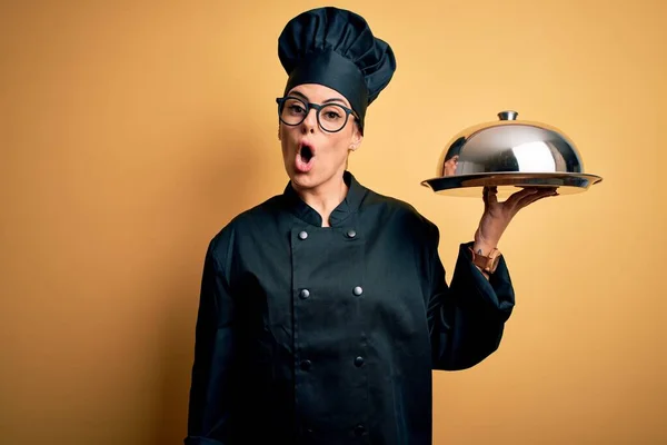 Junge Schöne Brünette Chefwoman Trägt Kochtopf Uniform Und Hut Mit — Stockfoto