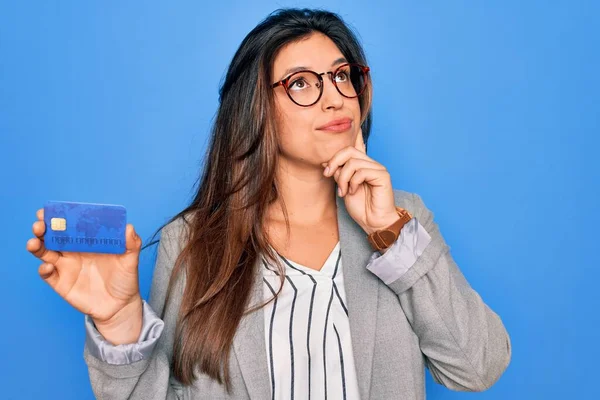 Jonge Latijns Amerikaanse Zakenvrouw Houdt Credit Card Blauw Geïsoleerde Achtergrond — Stockfoto