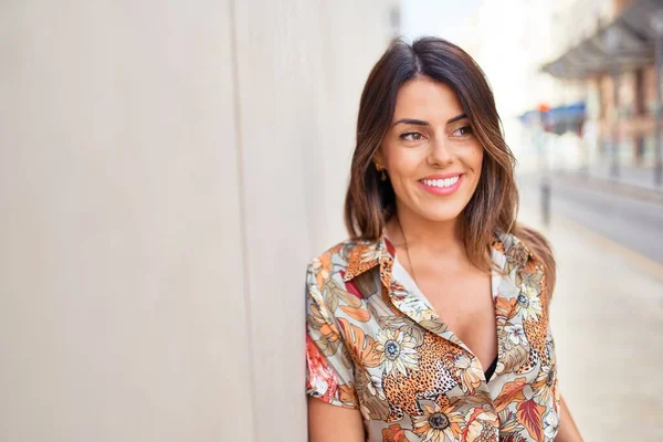 Belle Jeune Femme Portant Des Vêtements Mode Marchant Dans Rue — Photo