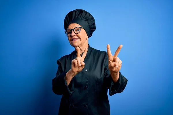 Senior Hermosa Mujer Chef Pelo Gris Con Uniforme Cocina Sombrero — Foto de Stock