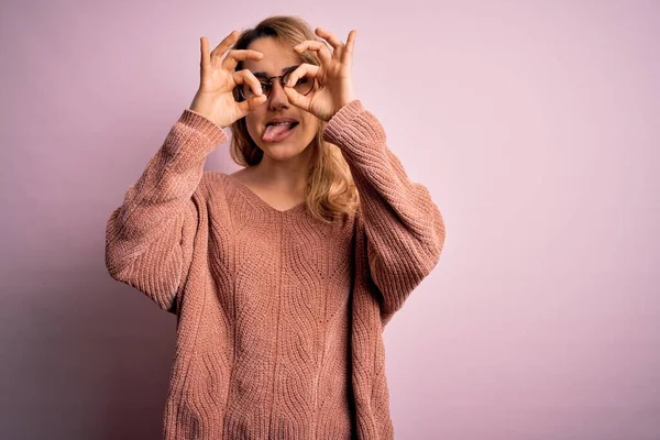 Joven Hermosa Mujer Rubia Con Suéter Casual Gafas Sobre Fondo — Foto de Stock