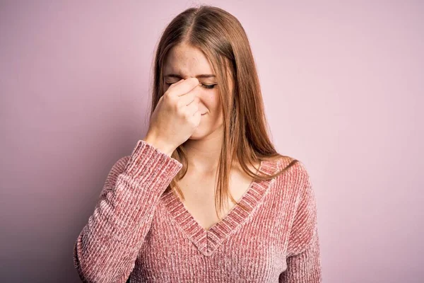 Mujer Pelirroja Hermosa Joven Con Suéter Casual Sobre Fondo Rosa — Foto de Stock