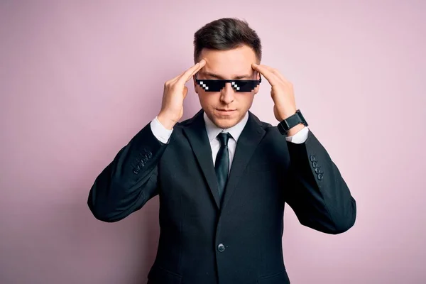 Joven Hombre Negocios Caucásico Guapo Usando Gafas Vida Matón Divertido —  Fotos de Stock