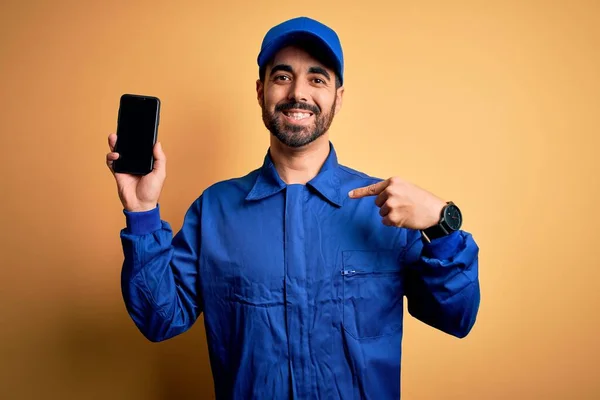 Mechanic Man Beard Wearing Blue Uniform Cap Holding Smartphone Showing — Stock Photo, Image