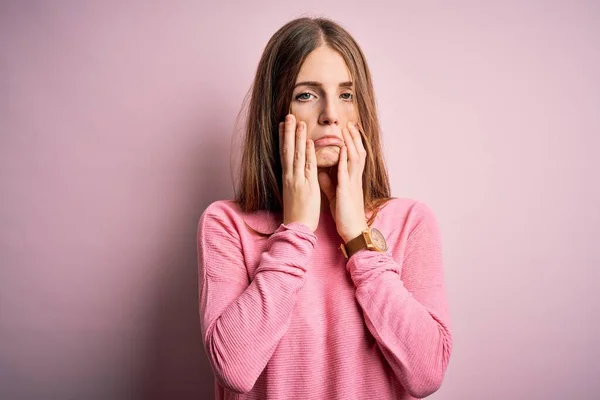 Giovane Bella Rossa Donna Indossa Maglione Casual Sfondo Rosa Isolato — Foto Stock