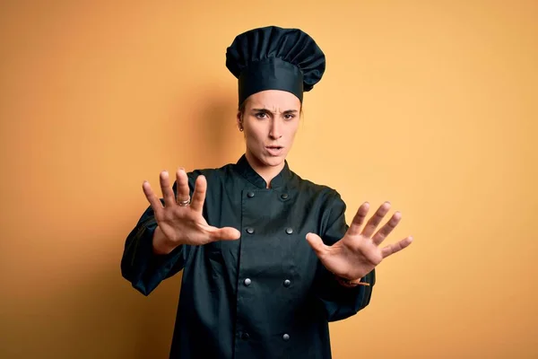 Aşçı Üniforması Giyen Sarı Arka Planda Duran Genç Güzel Bir — Stok fotoğraf