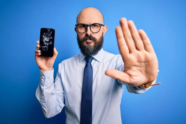 Snygg Skallig Affärsman Med Skägg Håller Bruten Smartphone Visar Sprucken — Stockfoto