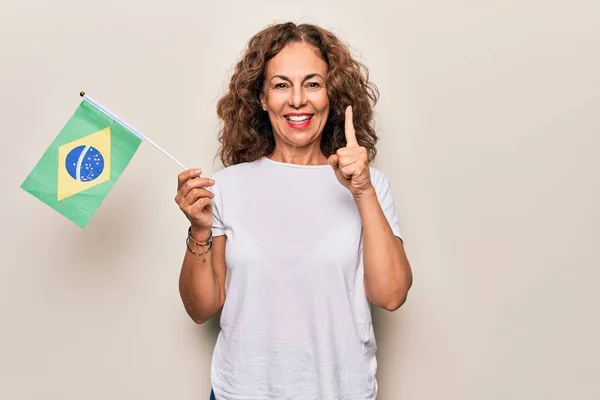 Mujer Patriótica Hermosa Mediana Edad Sosteniendo Bandera Brasileña Sobre Fondo — Foto de Stock