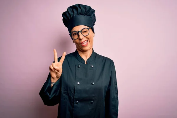 Middelbare Leeftijd Brunette Chef Kok Vrouw Dragen Kookplaat Uniform Hoed — Stockfoto