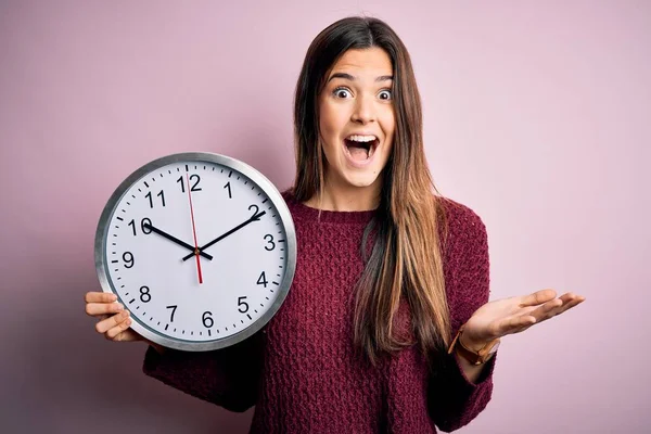 Menina Bonita Jovem Fazendo Contagem Regressiva Segurando Grande Relógio Sobre — Fotografia de Stock