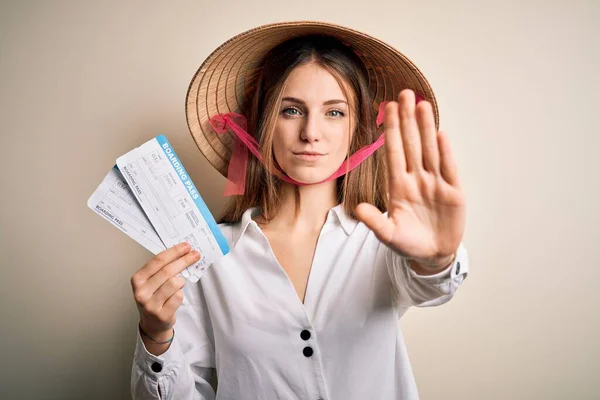 Joven Hermosa Pelirroja Turista Vistiendo Asiático Tradicional Sombrero Celebración Tarjeta —  Fotos de Stock