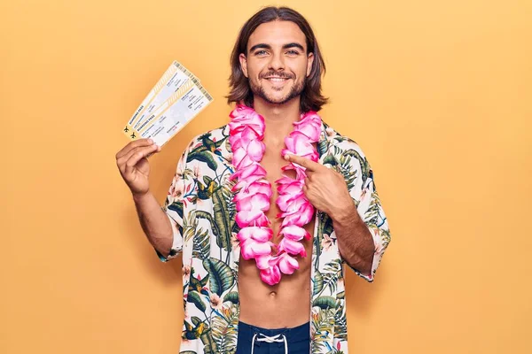 Junger Gutaussehender Mann Badebekleidung Und Hawaiianischem Lei Mit Bordkarte Lächelnd — Stockfoto