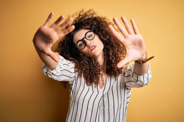 Jonge Mooie Vrouw Met Krullend Haar Piercing Dragen Gestreept Shirt — Stockfoto