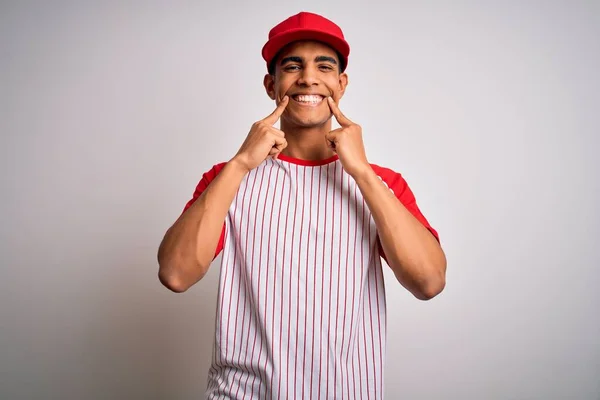 Fiatal Jóképű Afro Amerikai Sportoló Csíkos Baseball Pólóban Sapkában Mosolyog — Stock Fotó