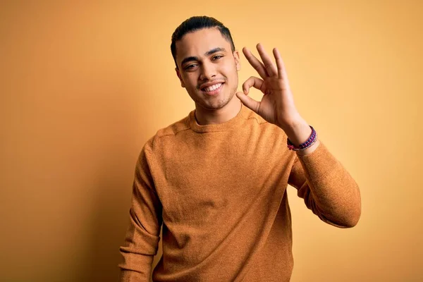 Jovem Brasileiro Vestindo Camisola Casual Sobre Fundo Amarelo Isolado Sorrindo — Fotografia de Stock