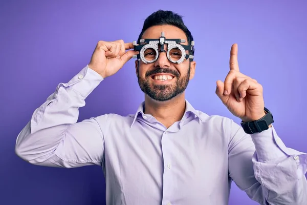 Homem Óptico Bonito Jovem Com Barba Vestindo Óculos Optometria Sobre — Fotografia de Stock