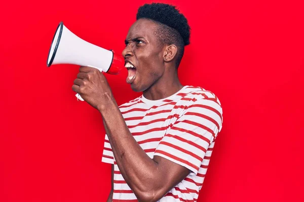 Genç Afrikalı Adam Kızgın Bir Şekilde Megafondan Bağırıyor — Stok fotoğraf
