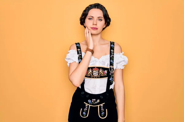 Ung Vacker Tysk Kvinna Med Blå Ögon Bär Traditionell Oktoberfest — Stockfoto