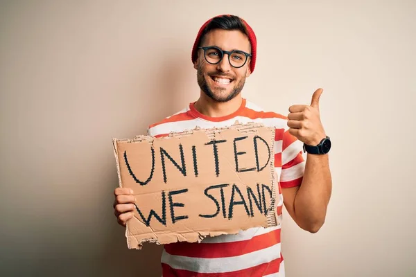 Schöner Aktivist Der Mit Einer Brille Protestiert Und Pappe Mit — Stockfoto
