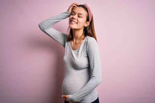 Jong Mooi Tiener Meisje Zwanger Verwacht Baby Geïsoleerde Roze Achtergrond — Stockfoto