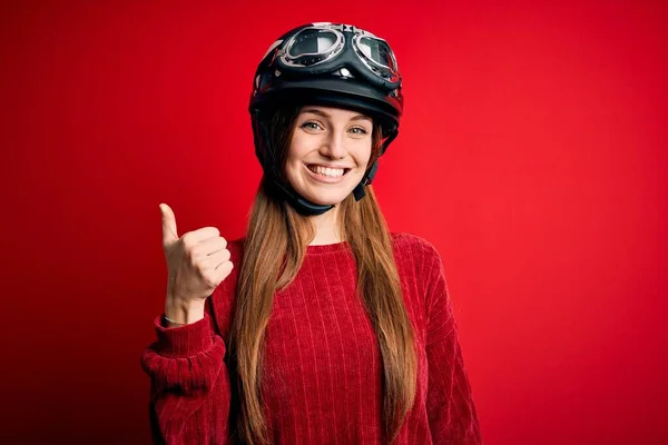 Jovem Mulher Motociclista Ruiva Bonita Usando Capacete Moto Sobre Fundo — Fotografia de Stock