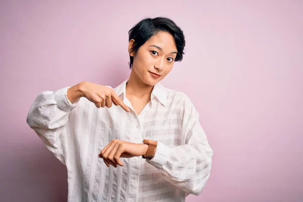 Mladý Krásný Asijský Dívka Sobě Ležérní Košile Stojící Nad Izolované — Stock fotografie