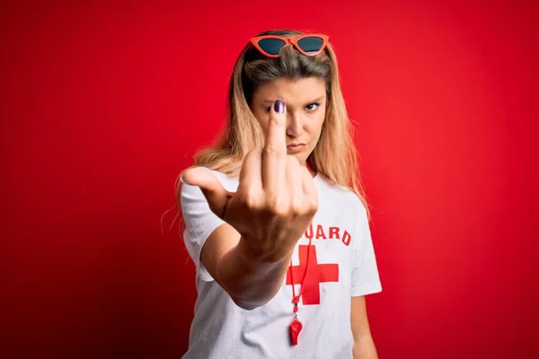 Joven Hermosa Mujer Salvavidas Rubia Con Camiseta Con Cruz Roja — Foto de Stock