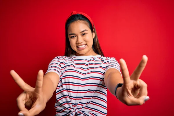 Junge Schöne Asiatische Mädchen Tragen Lässig Gestreiftes Shirt Über Isoliertem — Stockfoto
