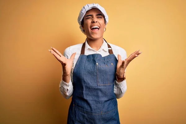 Junge Afrikanisch Amerikanische Afro Bäckerin Mit Schürze Und Mütze Über — Stockfoto