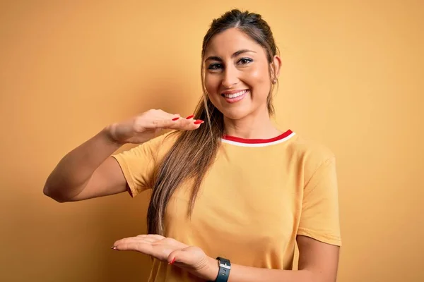 Jonge Mooie Atletische Vrouw Draagt Casual Shirt Paardenstaart Gele Achtergrond — Stockfoto