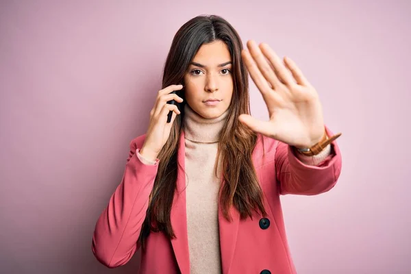 Giovane Bella Ragazza Avendo Conversazione Sullo Smartphone Sfondo Bianco Con — Foto Stock