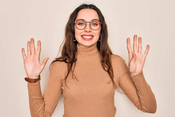 Ung Vacker Kvinna Bär Casual Turtleneck Tröja Och Glasögon Över — Stockfoto