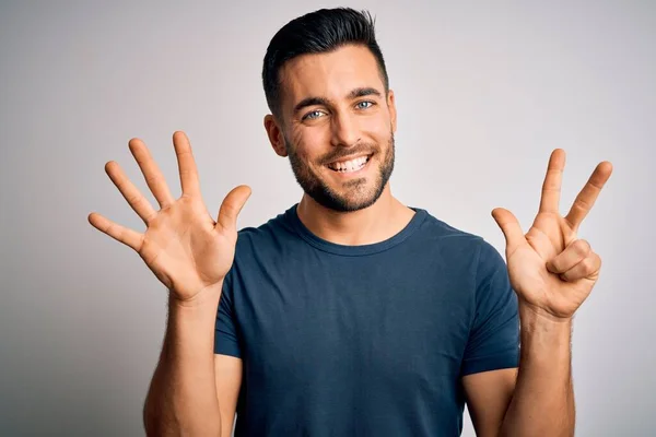 Jeune Bel Homme Portant Shirt Décontracté Debout Sur Fond Blanc — Photo