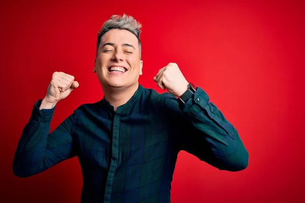 Homem Moderno Bonito Jovem Vestindo Camisa Verde Elegante Sobre Fundo — Fotografia de Stock