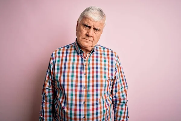 Senior Hezký Chraptivý Muž Ležérní Barevné Košili Přes Izolované Růžové — Stock fotografie