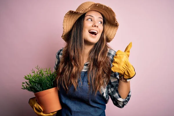 Mladá Krásná Brunetka Farmářka Žena Nosí Zástěru Klobouk Drží Hrnec — Stock fotografie