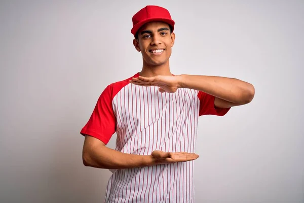 Jovem Atleta Afro Americano Bonito Vestindo Camiseta Beisebol Listrado Boné — Fotografia de Stock